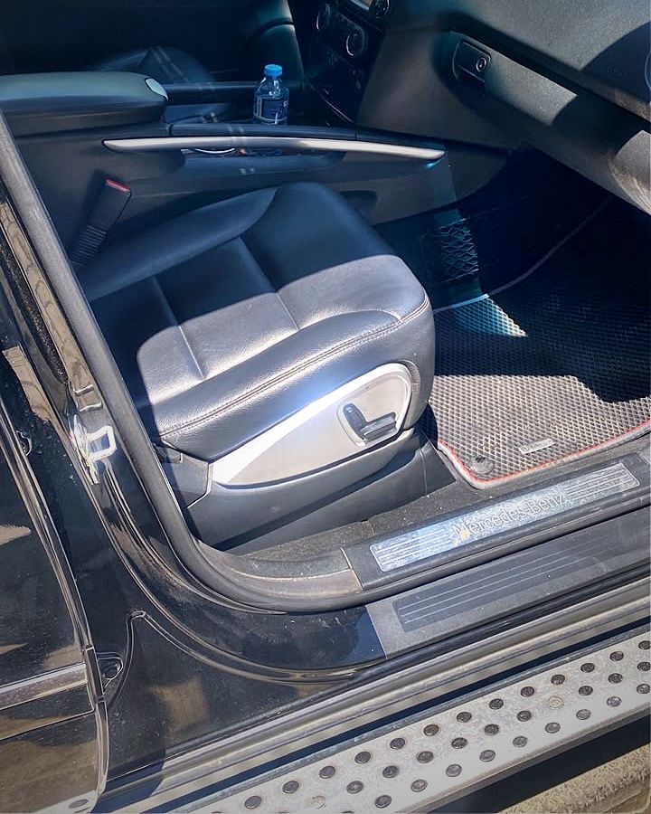 Leather front seat of the Mercedes-Benz ML 350